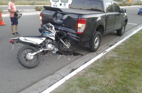 Tiene 15 años, manejaba una moto y chocó una camioneta estacionada