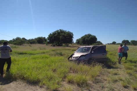 Se le reventó un neumático y terminó impactando un poste