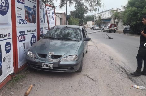 Perdió el control de su auto e impactó un poste