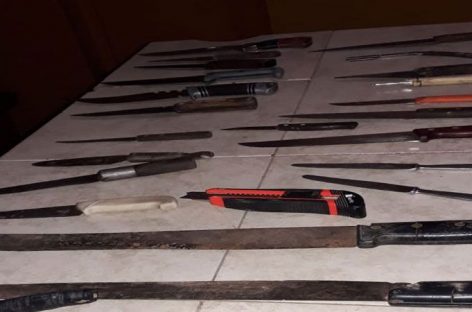 Cosecheros tumberos: cuatro detenidos con docenas de armas blancas