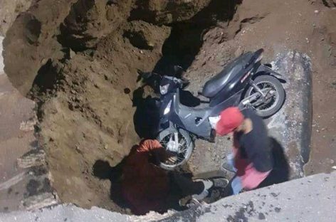 Terrible. Motociclista cayó en un ‘crater’ de la avenida 1º de Marzo