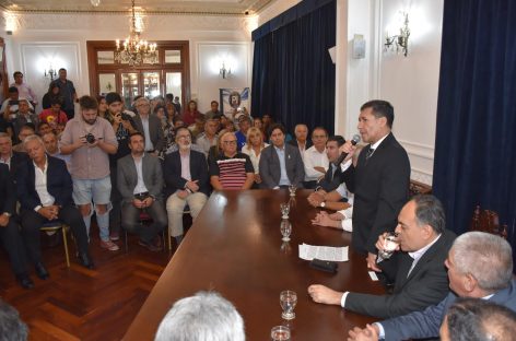 Gobierno e  industriales pactan frenar despidos hasta diciembre de 2019