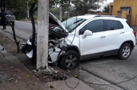 Perdió el control de su camioneta y dio contra un poste de alumbrado