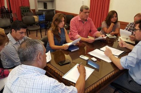 Los gremios docentes en guerra por la paritaria