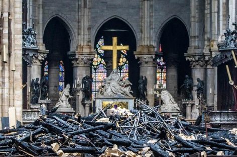 ¿Milagro? La cruz quedó intacta pese al voraz incendio en Notre Dame