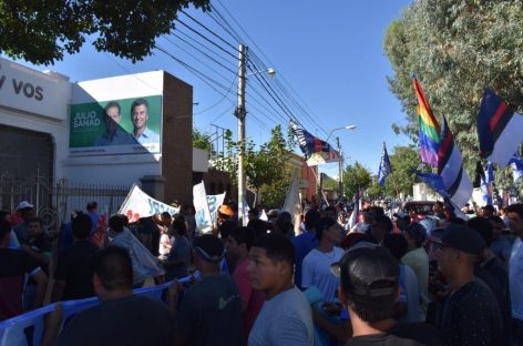 Operarios despedidos y organizaciones sociales escracharon sede del PRO