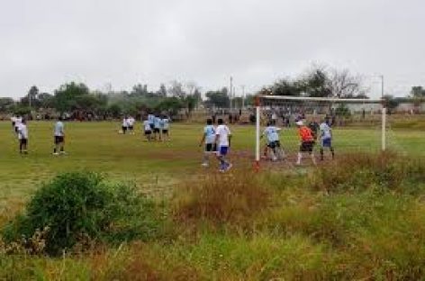 Hombre murió jugando al fútbol en la liga de veteranos