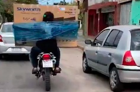 Insólito. Se embaló un televisor al cuerpo para trasladarlo en moto