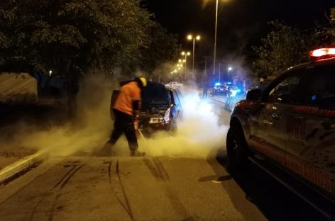 Se le trabó el volante, chocó otro auto y volcó