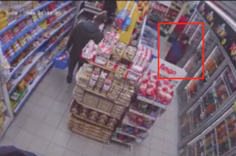 Roba en un minimarket y es grabado por las cámaras de seguridad