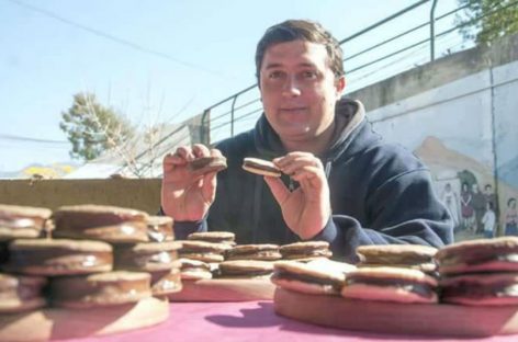 Es riojano y ya vende en cinco provincias su creación: alfajores de algarroba
