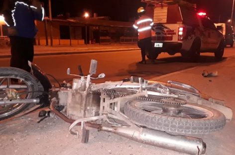 Iba sin casco, cayó de su moto y murió de forma instantánea
