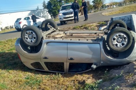 Perdió el control de su auto y terminó volcando en ruta 5