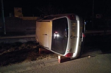 Capital. Vuelco y el conductor que iba alcoholizado quedó internado