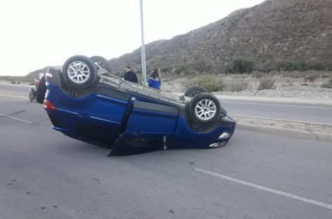Volcó cuando iba a dejar al colegio a su hijo: resultaron ilesos