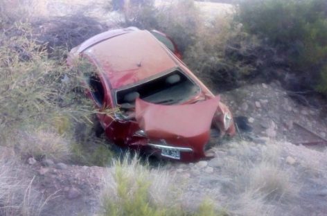 Dos jovenes sufrieron un terrible accidente rutero