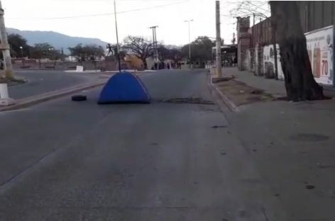 Usurparon terrenos, fueron desalojados y ahora acampan en una avenida