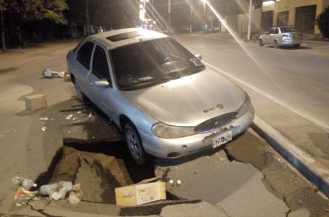 Capital. Cedió el asfalto y un auto cayó en un cráter