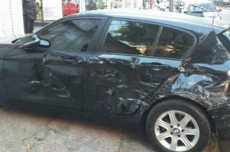 Una mujer descubrió a su marido con otra y le destrozó el auto