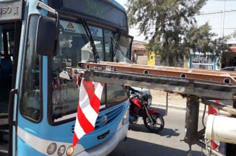 Una escalera terminó incrustada en un Munibus