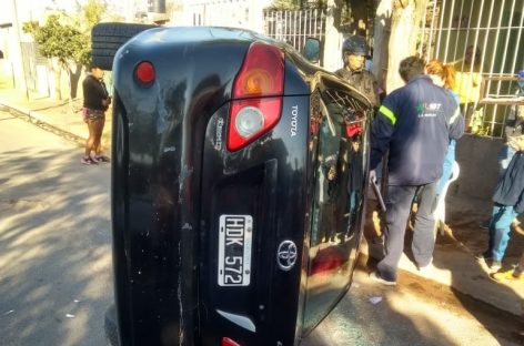 Se distrajo, embistió un auto estacionado y volcó