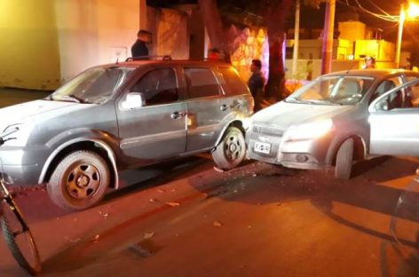 Manejaba borracho, se durmió y chocó una camioneta estacionada