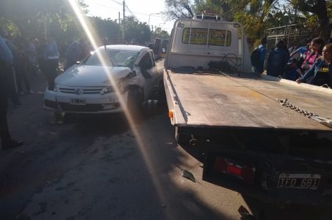Chocó una grúa estacionada y no provocó una tragedia de milagro