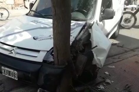 Estrelló su vehículo contra un árbol en pleno macro centro