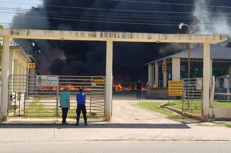 Voraz incendio en una fábrica de tejas recicladas en el Parque Industrial