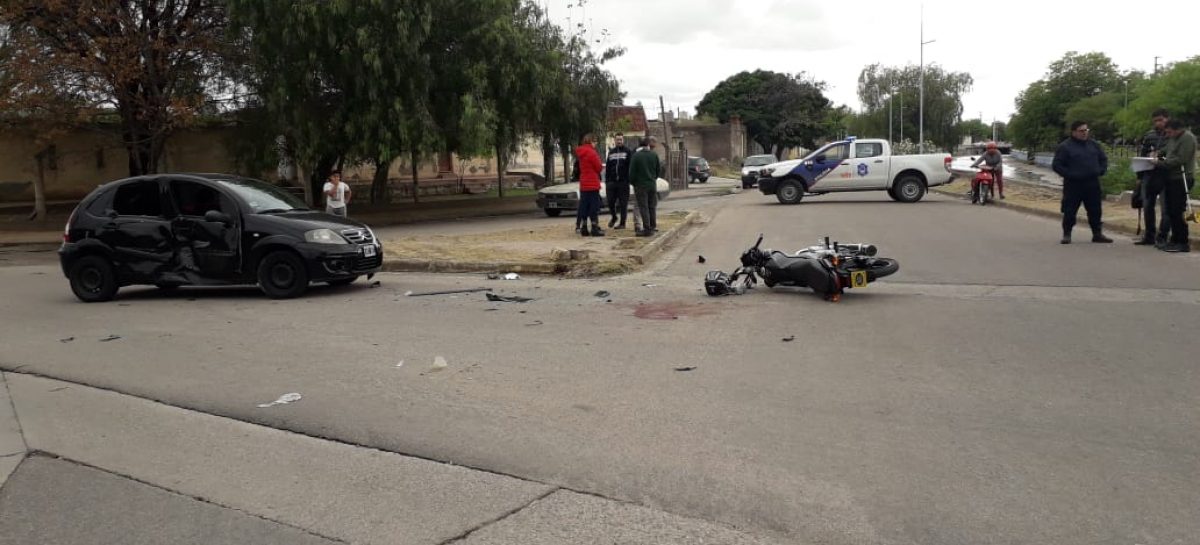 Joven motociclista sufre grave accidente al chocar con auto