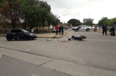 Joven motociclista sufre grave accidente al chocar con auto