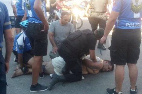 Detuvieron a un individuo desnudo y agresivo en la vía pública
