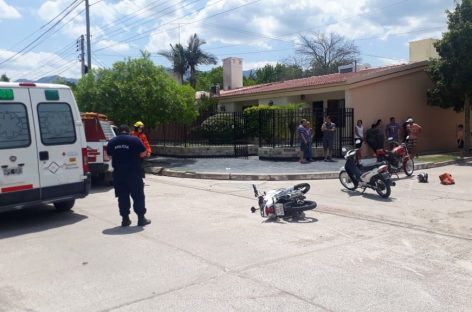 Choque de motociclistas. Una mujer circulaba en contramano