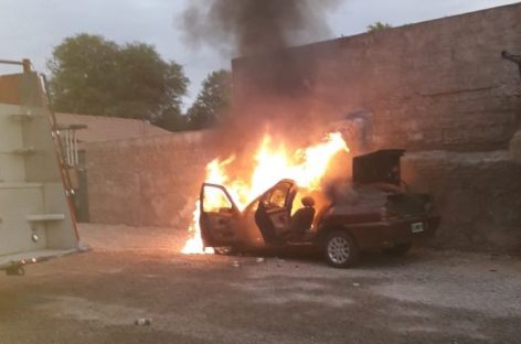 Auto se incendió en una playa de estacionamiento