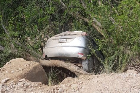 Perdió el control del auto y quedó incrustado en un barranco