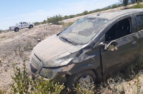 Volcó su auto y lo dejó abandonado en plena ruta