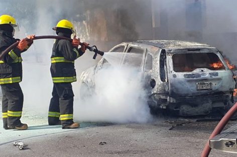 Un desperfecto mecánico provocó un incendio y destruyó su auto