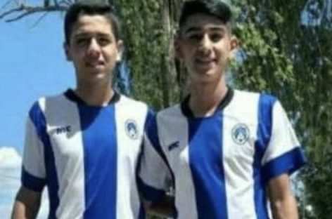 Dos adolescentes murieron al chocar su moto contra un poste