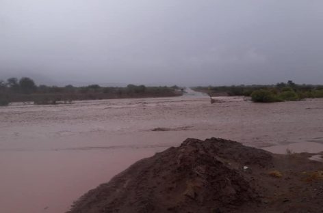 Guandacol incomunicado por la crecida de un río