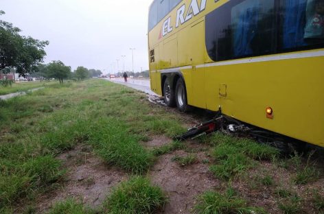 Colectivo atropelló y mató a un motociclista de 26 años