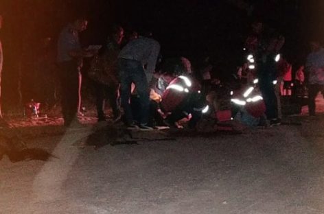 Circulaba en moto y murió tras impactar contra un caballo