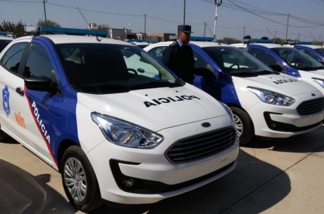 Con megáfonos, la policía en las calles llama a respetar la cuarentena