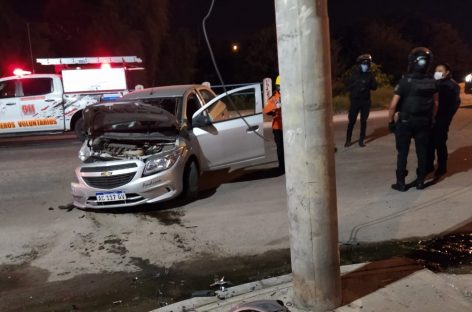 VIOLÓ LA CUARENTENA Y TERMINÓ ESTRELLANDO SU AUTO CONTRA UN POSTE: UN HERIDO GRAVE