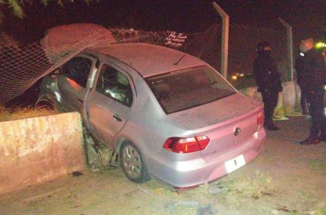 AUTO SE INCRUSTÓ CONTRA CERCO PERIMETRAL DEL HOSPITAL VERA BARROS