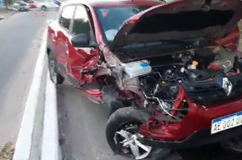 ENTRÓ EN UNA CALLE EN CONTRAMANO Y CHOCÓ VIOLENTAMENTE CON OTRO AUTO