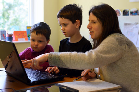 EXTIENDEN LA LICENCIA PARA ESTATALES Y PRIVADOS CON HIJOS MENORES A 6 AÑOS