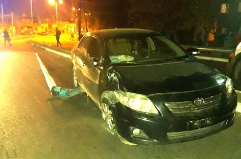 CAPITAL. AUTO SE ESTRELLÓ CONTRA POSTE DE ENERGÍA