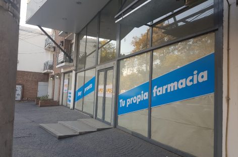 LA FARMACIA DE APOS AÚN NO ABRIÓ Y YA GENERA POLÉMICA