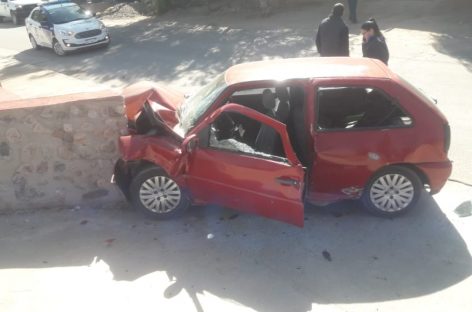 SE DESCOMPENSÓ Y ESTRELLÓ SU AUTO CONTRA UNA PIRCA DE PIEDRA