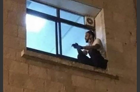 EMOCIONANTE. SUBÍA A DIARIO HASTA LA VENTANA DE UN HOSPITAL PARA VER A SU MADRE CON COVID